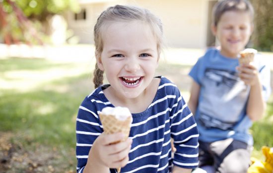 kids-eating-ice-cream-cones-outside-and-laughing_t20_4J6J4a